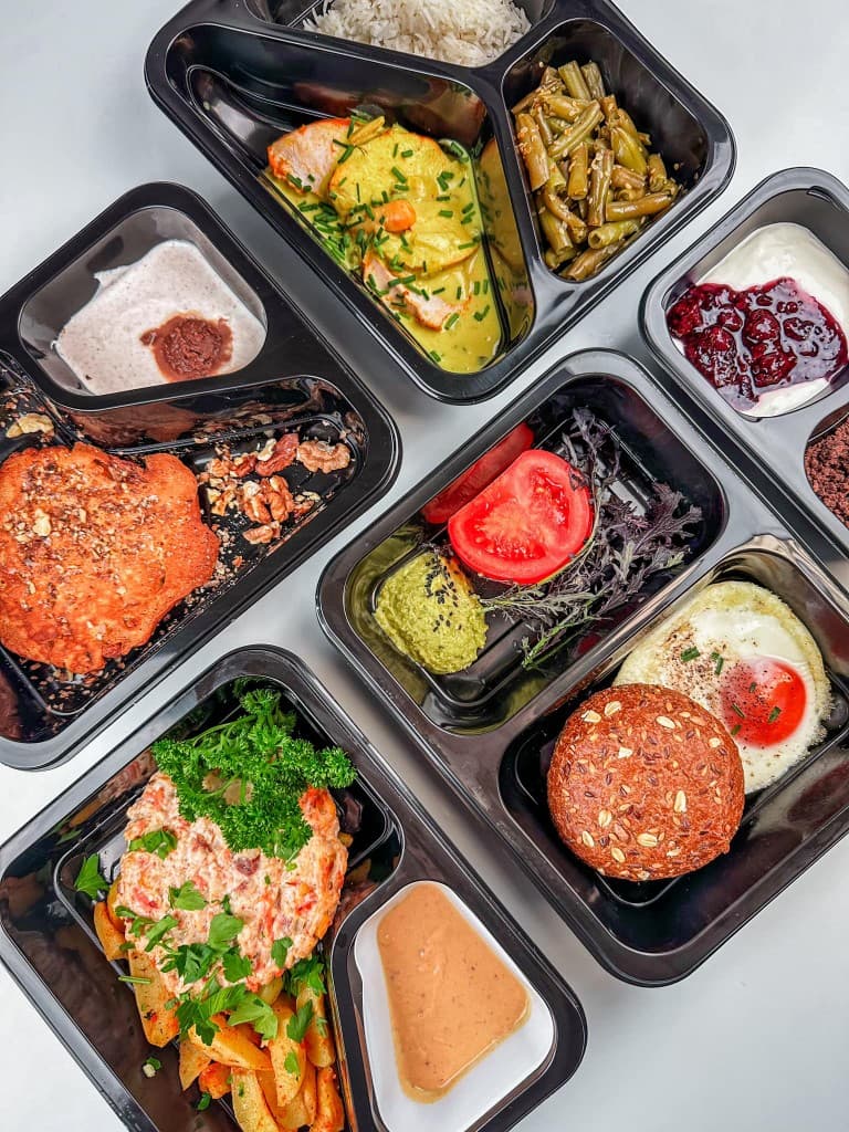 Różnorodne posiłki FitDiet w czarnych pojemnikach