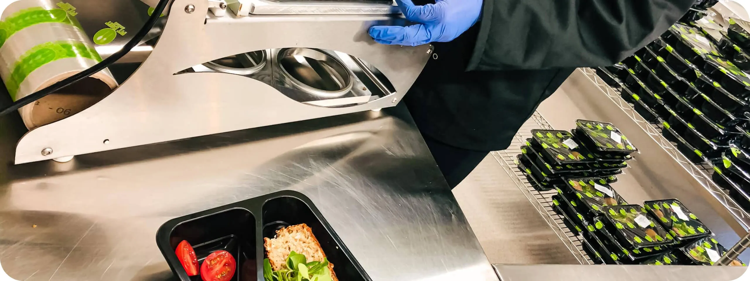 Praca przy pakowaniu posiłków Fit Diet Catering